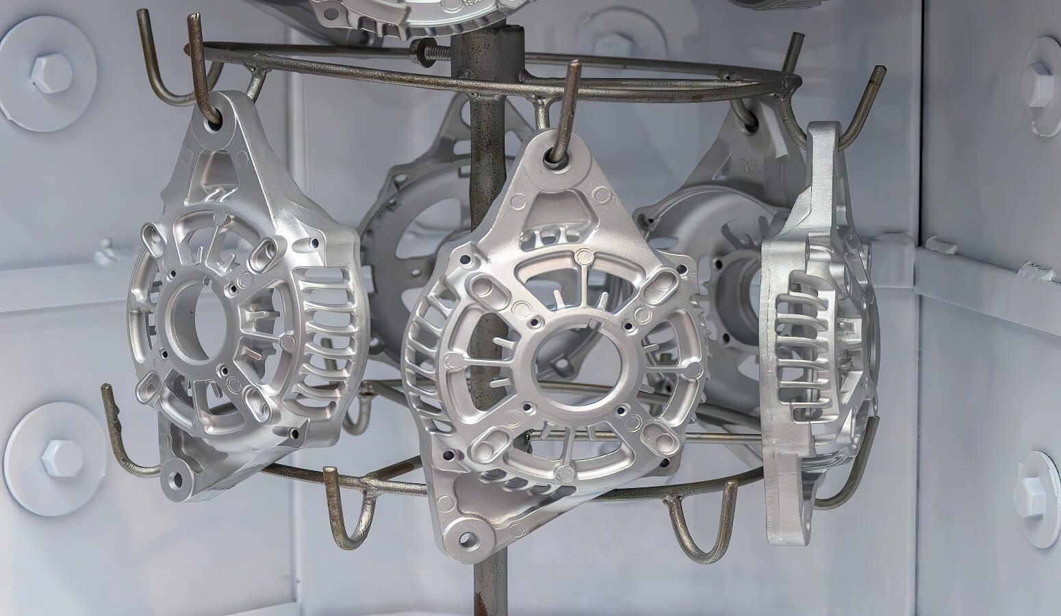 Come orientarsi tra graniglia inox e abrasivi non metallici