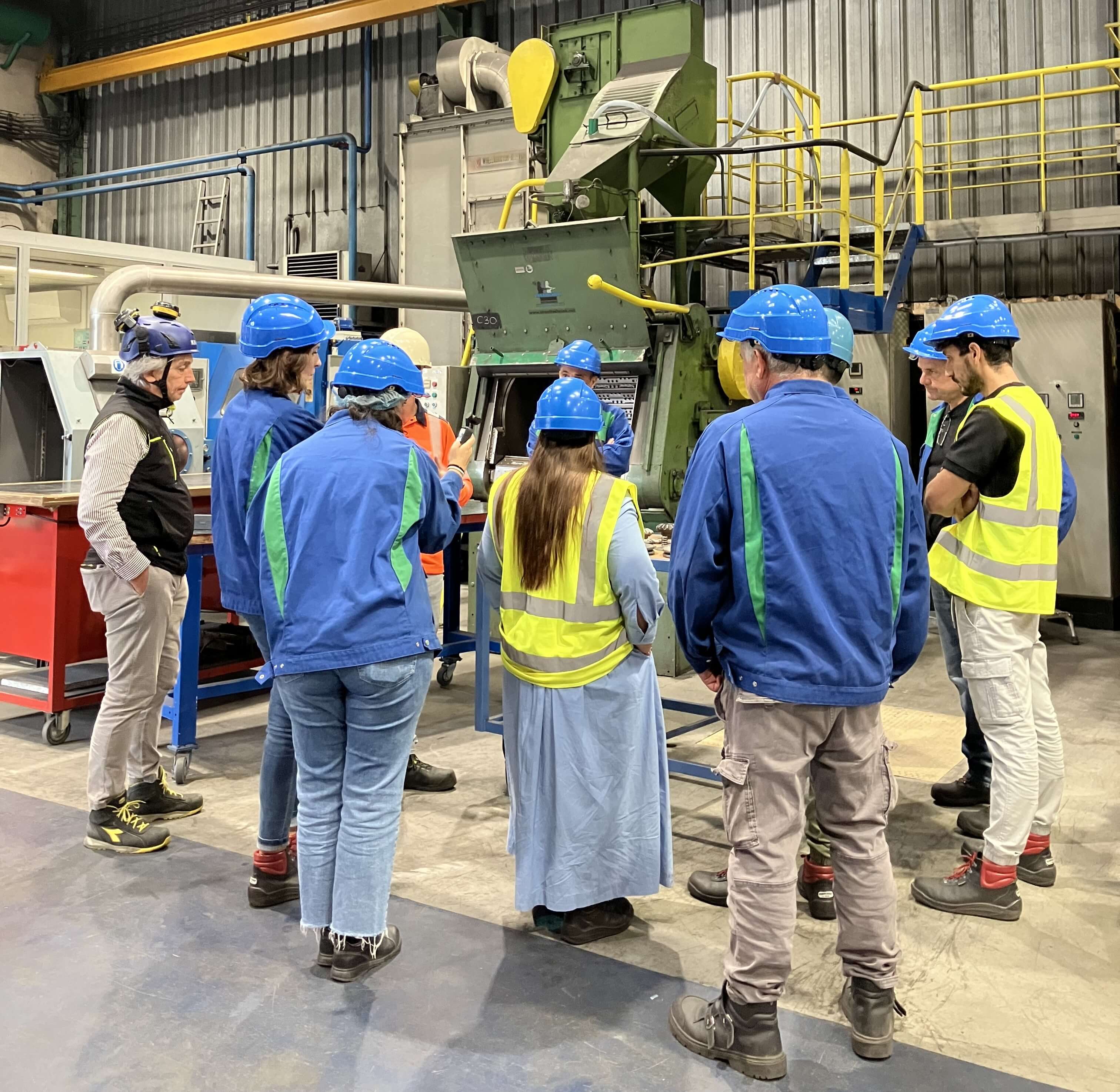 Gruppo di clienti italiani ad una formazione sulle sabbiatrici a turbina