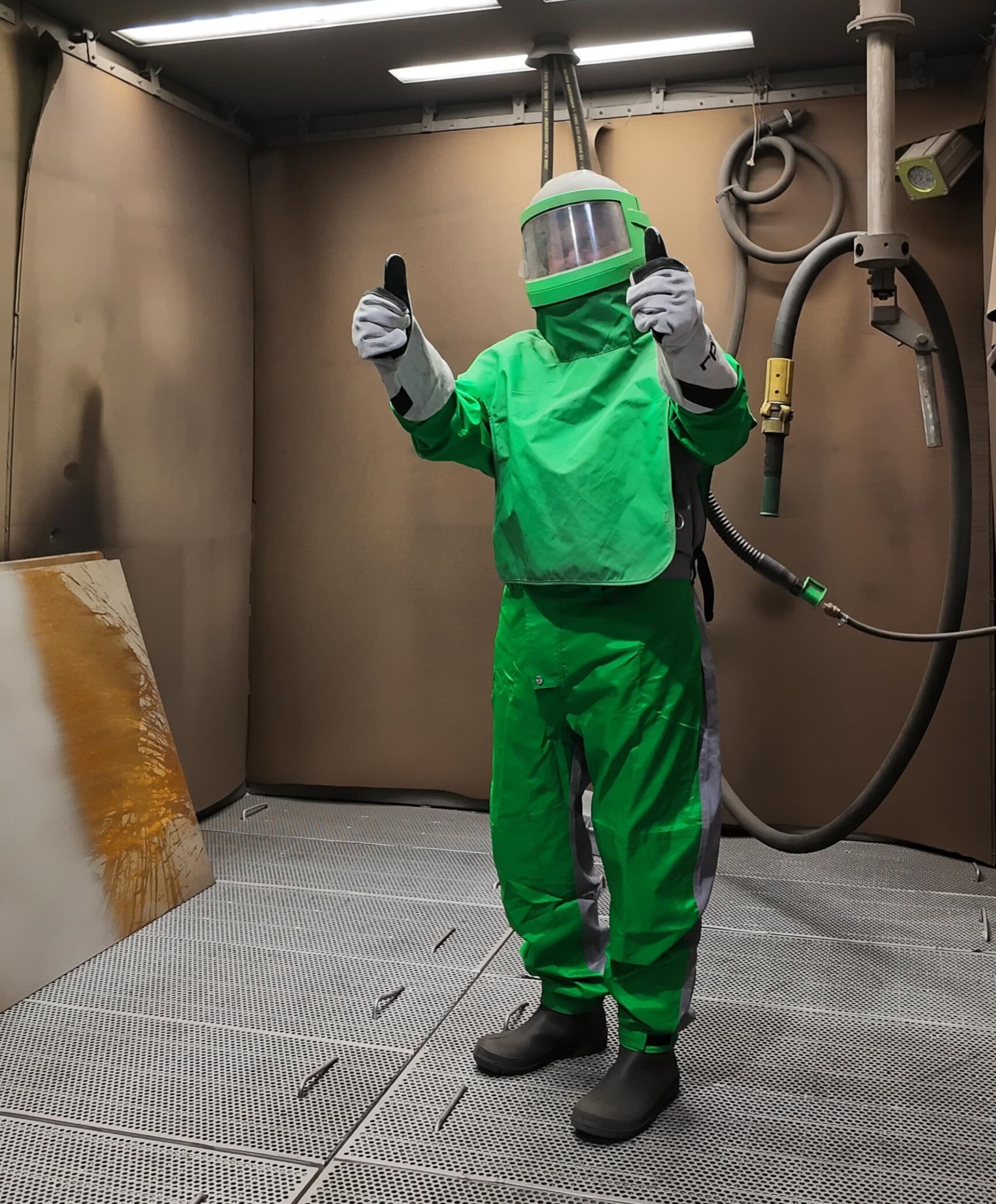 Cliente italiano prova la tuta da sabbiatore GVS prima di un’esercitazione di sabbiatura ad aria compressa.