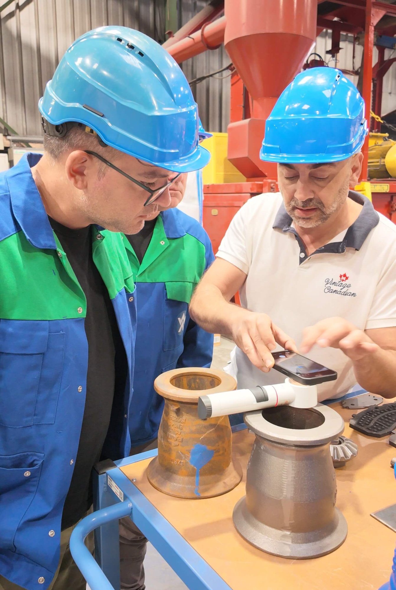 Clienti italiani osservano una dimostrazione pratica di controllo su superfici metalliche.